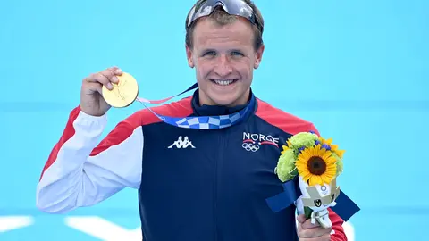 26 July 2021, Japan, Tokyo: Gold medalist Norway's triathlete Kristian Blummenfelt celebrates after the Men's Triathlon Olympic distance (1.5 km swim, 40 km bike, 10 km run) at Odaiba Marine Park, during the Tokyo 2020 Olympic Games. Photo: Sebastian Gollnow/dpa