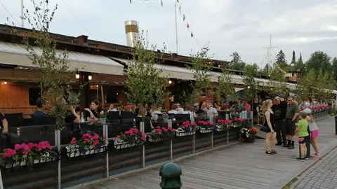 Finnish residents and tourists this summer on a terrace in Lappeenranta. Photo: Foreigner.fi.