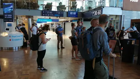 Passengers about to board a flight at Helsinki-Vantaa airport in July. Photo: Foreigner.fi.