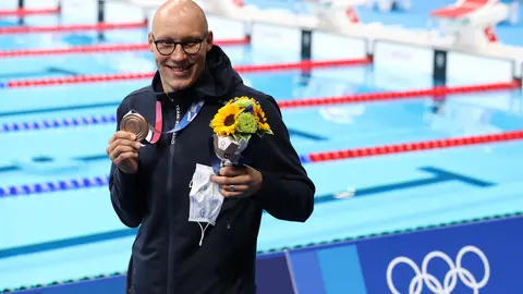 29 July 2021, Japan, Tokyo: Finland's Matti Mattsson celebrates with bronze medal at the award ceremony for the Men’s swimming 200m breaststroke final at Tokyo Aquatics Centre during the Tokyo 2020 Olympic Games. Photo: Friso Gentsch/dpa