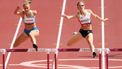 30 July 2021, Japan, Tokyo: Finland's Viivi Lehikoinen (L) and Great Britain's Meghan Beesley compete in the Women's 400m hurdles heats of the athletics competition, during the Tokyo 2020 Olympic Games. Photo: Martin Rickett/PA Wire/dpa