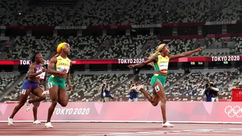 31 July 2021, Japan, Tokyo: Jamaica's Elaine Thompson-Herah (R) and compatriot Shelly-Ann Fraser-Pryce compete in the Women's 100m Final of the athletics competition at the Olympic Stadium during the Tokyo 2020 Olympic Games. Photo: Martin Rickett/PA Wire/dpa.