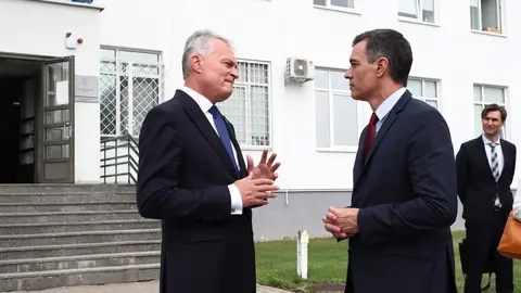 08 July 2021, Lithuania, Siauliai: Spanish Prime Minister Pedro Sanchez (R) and Lithuanian President Gitanas Nauseda, talk during a visit to the Spanish troops on a NATO mission at the Siauliai base. Photo: Pool Moncloa/Fernando Calvo/EUROPA PRESS/dpa