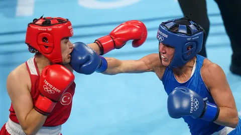 03 August 2021, Japan, Tokyo: Finland's Mira Potkonen (R) in action against against Turkey's Esra Yildiz during the Women's Light (57-60kg) quarterfinal boxing match at the Kokugikan Arena, in the course of the Tokyo 2020 Olympic Games. Photo: Adam Davy/PA Wire/dpa