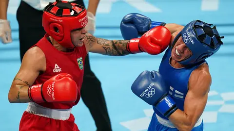 05 August 2021, Japan, Tokyo: Brazil's Beatriz Soares (red) and Finland's Mira Potkonen in action during the Women's Light (57-60kg) Semifinal at Kokugikan Arena, as part of the Tokyo 2020 Olympic Games. Photo: Adam Davy/PA Wire/dpa