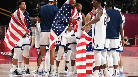 07 August 2021, Japan, Saitama: USA players celebrate their victory in the men's basketball gold medal match between France and USA at the Saitama Super Arena, as part of the Tokyo 2020 Olympic Games. Photo: Swen Pförtner/dpa.