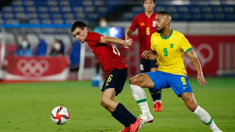 07 August 2021, Japan, Yokohama: Spain's Pedri Gonzalez and Brazil's Matheus Cunha in action during the Men's Football gold medal match between Brazil and Spain, at the International Stadium Yokohamam, on the course of the Tokyo 2020 Olympic Games, at the International Stadium Yokohama. Photo: Rodrigo Reyes Marin/ZUMA Press Wire/dpa