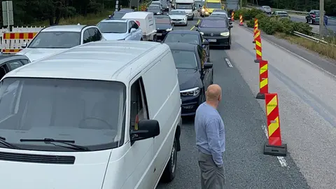 Dozens of cars stopped during the protest. Photo: Twitter/@jessepitkanen