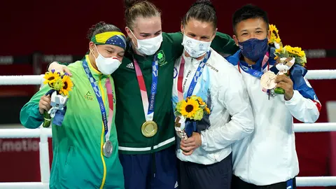 08 August 2021, Japan, Tokyo: Ireland's Kellie Anne Harrington (C), Brazil's Beatriz Ferreira (L), Finlands' Mira Marjut Johanna Potkonen and Thailand's Sudaporn Seesondee celebrate with their medals after the Women's Light (57-60kg) Boxing Final Bout at the Kokugikan Arena during the Tokyo 2020 Olympic Games. Photo: Adam Davy/PA Wire/dpa