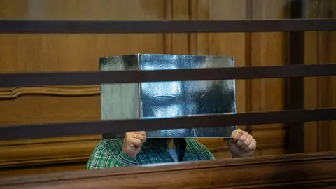 Stefan R sits in a Berlin courtroom and holds up cardboard to cover his face. The 41-year-old teacher has to answer for alleged murder. The accused is said to have killed a 43-year-old man, whom he had met shortly before through a dating portal, in his apartment. Then he is said to have cut up the victim and deposited the body parts in different places in Berlin. The public prosecutor's office assumes a "sadistic-cannibalistic sexual motivation". Photo: Paul Zinken/dpa