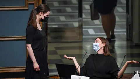 Finnish Prime Minister Sanna Marin (L) and Education Minister Li Andersson in Parliament. Photo: Kimmo Brandt/Eduskunta.