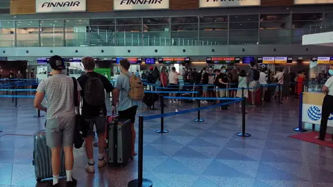 Travelers at the check-in counters at Helsinki-Vantaa airport. Photo: © Foreigner.fi.