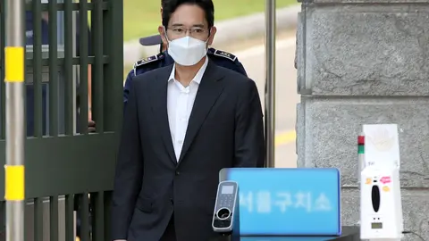 13 August 2021, South Korea, Uiwang: Samsung Electronics Co. Vice Chairman Lee Jae-yong leaves the Seoul Detention Center, following the Justice Ministry's approval on the parole. Lee was sentenced to two and a half years in prison by the Seoul High Court in a bribery case involving former President Park Geun-hye. Photo: -/yonhap/dpa