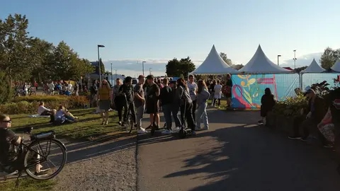 Young people at the gates of the Järvenpää soi festival, which took place from 5 to 7 August in Järvenpää, in the Uusimaa region. Photo: Foreigner.fi.
