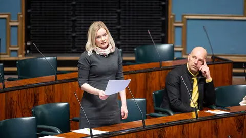 The new leader of the Perussuomalaiset, Riikka Purra (L), speaking in parliament. Photo: Hanne Salonen/Eduskunta/File Photo.