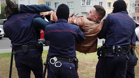 FILED - 15 September 2020, Belarus, Minsk: Activist Stepan Latypov is carried away by masked police officers in his residential district in Minsk. A court in Belarus has sentenced political prisoner Stepan Latypov, who attempted suicide in court in June, to eight and a half years in a prison camp under particularly harsh conditions. Photo: Ulf Mauder/dpa.