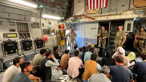 17 August 2021, Afghanistan, Kabul: US Marine Corps Gen. and the commander of US Central Command General Frank McKenzie (L) boards a C-17 Globemaster III aircraft at Hamid Karzai International Airport, as it prepares to depart carrying Afghan civilians evacuating following the Taliban takeover. Photo: Capt. William Urban/Dod/Planet Pix via ZUMA Press Wire/dpa.
