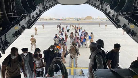 18 August 2021, Afghanistan, Kabul: A group of Spanish nationals and alies board the A400M aircraft sent by the Government of Spain to evacuate them from Kabul. The aircraft is already flying to Dubai, where another plane is waiting to continue the evacuation process when possible. Photo: Ministerio De Defensa/EUROPA PRESS/dpa