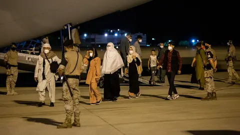 19 August 2021, Spain, Torrejon de Ardoz: Several repatriated people walk on the runway in Torrejon de Ardoz in Spain after getting off the A400M plane in which they have been evacuated from Kabul. The aircraft, dispatched by the Spanish government, has brought an initial group of 55 Spaniards and Afghan collaborators to Spain. Photo: Alejandro Martínez Vélez/EUROPA PRESS/dpa