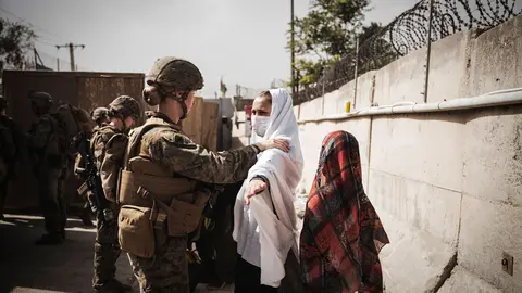 18 August 2021, Afghanistan, Kabul: US Marines check civilians at an Evacuee Control Checkpoint during the evacuation process at Hamid Karzai International Airport. Photo: Ssgt. Victor Mancilla/U.S. Marin/Planet Pix via ZUMA Press Wire/dpa