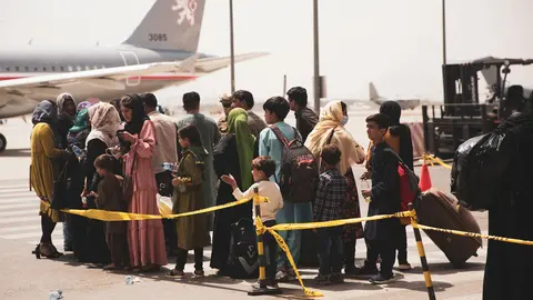 18 August 2021, Afghanistan, Kabul: Afghan civilians wait to board an aircraft during the evacuation process at Hamid Karzai International Airport. Photo: Ssgt. Victor Mancilla/U.S. Marin/Planet Pix via ZUMA Press Wire/dpa