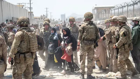 20 August 2021, Afghanistan, Kabul: Members of the British and US (L) military take part in the evacuation mission of the entitled personnel from Kabul airport in Afghanistan. Photo: -/Ministry of Defence via PA Media/dpa