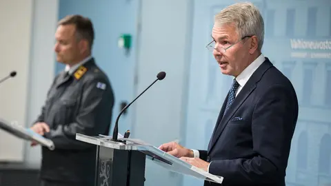 Foreign Minister Pekka Haavisto (R) and Chief of Staff Operations Kari Nisula at a press conference. Photo: Laura Kotila/Vnk.