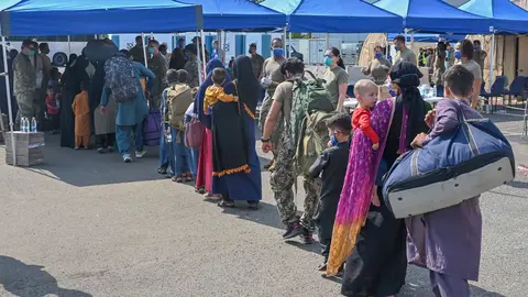 21 August 2021, Rhineland-Palatinate, Ramstein-Miesenbach: Afghan refugees evacuated from Kabul line up for processing after arrival from Kabul at Ramstein Air Base. Ramstein Air Base provides temporary housing for evacuees from Afghanistan as part of Operation Allies Refuge. Photo: Ssgt. Emma James/Planet Pix via ZUMA Press Wire/dpa