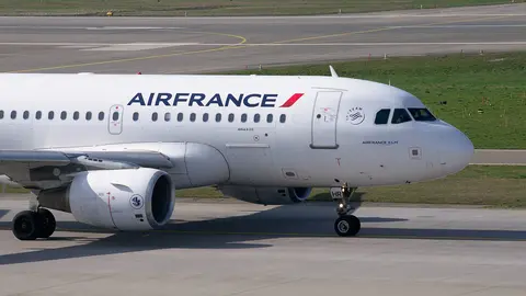 An Air France plane rolls down the airport runway. Photo: Pixabay.