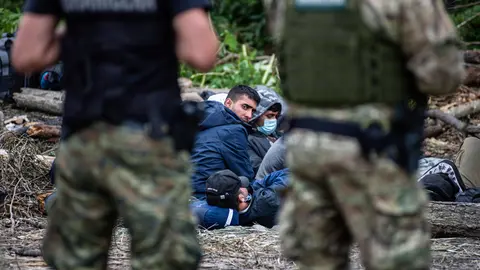 19 August 2021, Poland, Usnarz Gorny: Polish Border guards stand guarding the Afghan refugees stuck at the Polish-Belarusian border. Photo: Attila Husejnow/SOPA Images via ZUMA Press Wire/dpa