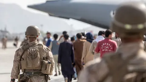 HANDOUT - 21 August 2021, Afghanistan, Kabul: US marine soldiers escort Afghan families at the Hamid Karzai International Airport during the evacuation of civilians following the Taliban takeover. Photo: Sgt. Samuel Ruiz/U.S. Marine/Planet Pix via ZUMA Press Wire/dpa - ACHTUNG: Nur zur redaktionellen Verwendung und nur mit vollständiger Nennung des vorstehenden Credits