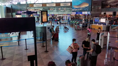 A view of the Helsinki-Vantaa airport main hall with few passengers in July 2021. Photo: Foreigner.fi.
