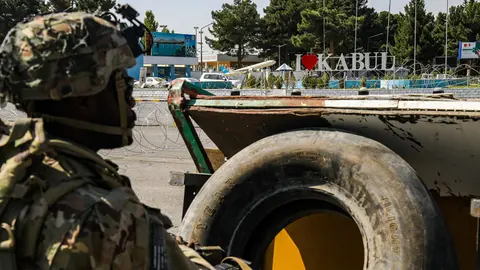 August 24, 2021 - Kabul, Afghanistan - 'i love kabul' sign as A Paratrooper assigned 1st Brigade Combat Team, 82nd Airborne Division scans his sector as he conducts security as part of a non-combatant evacuation (NEO) operation in Kabul, Afghanistan, August 25, 2021. The Department of Defense is supporting the Department of State in evacuating U.S. civilian personnel, Special Immigrant Visa applicants, and other at-risk individuals from Afghanistan as quickly and safely as possible. (Credit Image: Jillian G. Hix/U.S. Army/ZUMA Press Wire Service/ZUMAPRESS.com Photo: U.S. Army/ZUMA Press Wire Service/dpa