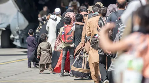 HANDOUT - Afghan evacuees board a a US Air Force C-17 Globemaster III aircraft, during evacuation at Hamid Karzai International Airport following the Taliban takeover. Photo: Sgt. Samuel Ruiz/U.S. Marine/Planet Pix via ZUMA Press Wire/dpa - ATTENTION: editorial use only and only if the credit mentioned above is referenced in full.