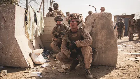 HANDOUT - 21 August 2021, Afghanistan, Kabul: US marine soldiers operate at the Hamid Karzai International Airport during the evacuation of civilians following the Taliban takeover. Photo: Ssgt. Victor Mancilla/U.S. Marin/Planet Pix via ZUMA Press Wire/dpa - ACHTUNG: Nur zur redaktionellen Verwendung und nur mit vollständiger Nennung des vorstehenden Credits