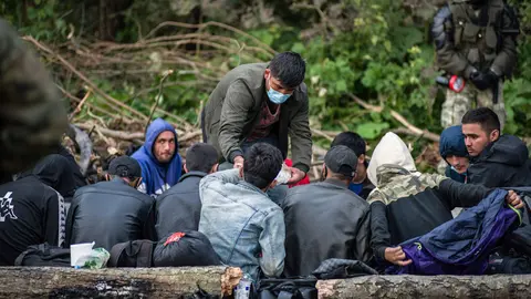 19 August 2021, Poland, Usnarz Gorny: Afghan refugees rest in the makeshift camp on the Polish-Belarusian border. Photo: Attila Husejnow/SOPA Images via ZUMA Press Wire/dpa