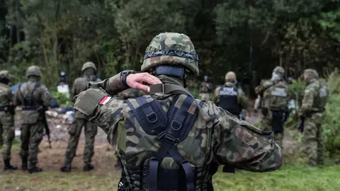 19 August 2021, Poland, Usnarz Gorny: Polish Border guards stand guarding the Afghan refugees stuck at the Polish-Belarusian border. Photo: Attila Husejnow/SOPA Images via ZUMA Press Wire/dpa