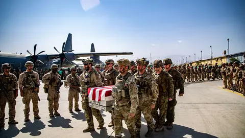27 August 2021, Afghanistan, Kabul: A picture made available on 30 August 2021 shows US soldiers carry a coffin of one of the 11 Marines who were killed during operations at Hamid Karzai International Airport in Afghanistan before being airlifted home. US service members are assisting the Department of State with a Non-Combatant Evacuation Operation (NEO) in Afghanistan. Photo: -/U.S. Marines via ZUMA Press Wire Service/dpa
