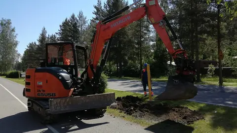 Workers operating an excavator while carrying out works on a street. Photo: Foreigner.fi.