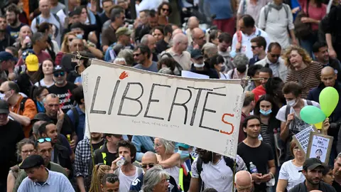 28 August 2021, France, Paris: Protester take part in a rally against the compulsory Covid-19 vaccination for certain workers and the mandatory use of the health pass. Photo: Julien Mattia/Le Pictorium Agency via ZUMA/dpa