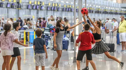 31 August 2021, Spain, Malaga: Children play in front of check-in desks at a Malaga-Costa del Sol Airport. The province of Malaga closes the month of August with 76.42% occupancy, according to the Association of Hoteliers of the Costa del Sol (Aehcos). Photo: Lorenzo Carnero/ZUMA Press Wire/dpa