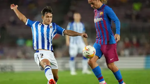 15 August 2021, Spain, Barcelona: Barcelona's Antoine Griezmann (R) and Real Sociedad's Martin Zubimendi battle for the ball during the Spanish LaLiga soccer match between FC Barcelona and Real Sociedad at Camp Nou Stadium. Photo: -/LaPresse via ZUMA Press/dpa