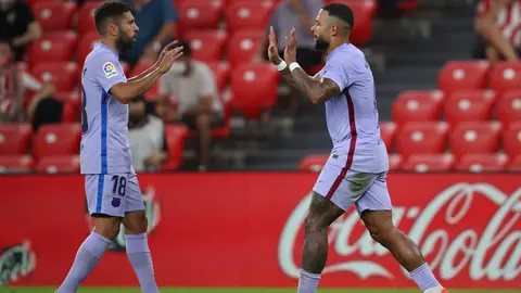 21 August 2021, Spain, Bilbao: Barcelona's Memphis Depay (R) celebrates scoring his side's first goal with teammate Jordi Alba during the Spanish LaLiga soccer match between Athletic Bilbao and Barcelona at Estadio de San Mames. Photo: -/DAX via ZUMA Press Wire/dpa