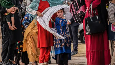 FILED - 24 August 2021, Spain, Madrid: People disembark a plane at Torrejon de Ardoz airbase in Madrid upon their arrival after being evacuated from Afghanistan in the aftermath of the Taliban takeover. Photo: Diego Radames/SOPA Images via ZUMA Press Wire/dpa