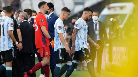 From right, Argentina's players Nicolas Otamendi, Giovani Lo Celso and goalkeeper Emiliano Martinez walk off the field during the first half of their qualifying soccer match against Brazil for the FIFA World Cup Qatar 2022 in Sao Paulo, Brazil, Sunday, Sept.5, 2021. Federal police and health agency officers interrupted the South American classic after six minutes of play in an operation that investigates the irregular entry of four players of Argentina into the country. Photo: Andre Penner/PA Wire/dpa
