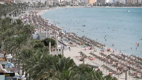 07 September 2021, Spain, Palma: Holidaymakers crowd at the beach of Arenal in Majorca after some coronavirus measures lifted due to the low incidence. Photo: Clara Margais/dpa