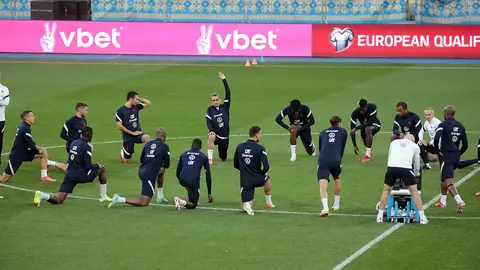 03 September 2021, Ukraine, Kiev: France's Antoine Griezmann (C) takes part in a training session at the NSC Olimpiyskiyو ahead of the Saturday's 2022 FIFA World Cup European Qualifying soccer match against Ukraine. Photo: -/Ukrinform/dpa