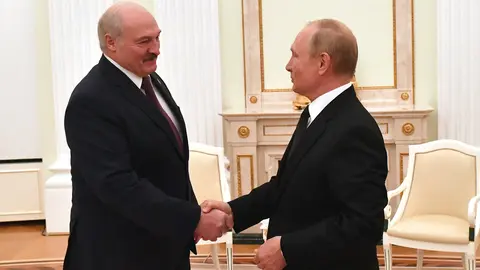HANDOUT - 09 September 2021, Russia, Moscow: Russian President Vladimir Putin (R) shakes hands with Belarusian President Alexander Lukashenko during their meeting. Photo: -/Kremlin/dpa - ATTENTION: editorial use only and only if the credit mentioned above is referenced in full