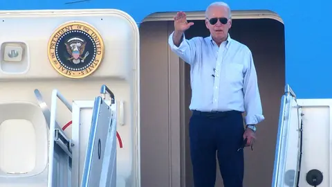 07 September 2021, US, New York: US President Joe Biden waves as he departs John F. Kennedy Airport after surveying the damage caused by Hurricane Ida. Photo: Bruce Cotler/ZUMA Press Wire/dpa