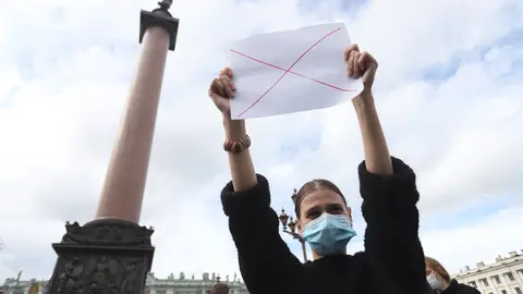 FILED - A woman holds a placard with a red cross during a 2020 protest against Russian constitutional amendments. Russia has accused the United States of interfering in its parliamentary election, which is taking place in just over a week. Photo: Sergei Mikhailichenko/SOPA Images via ZUMA Wire/dpa